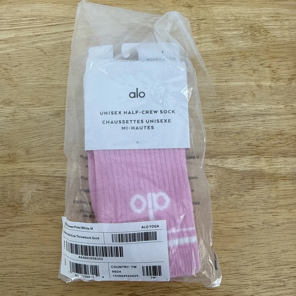 NWT Alo Yoga‎ Unisex Half-Crew Throwback Sock Size Medium Pink Rose Preppy Gym